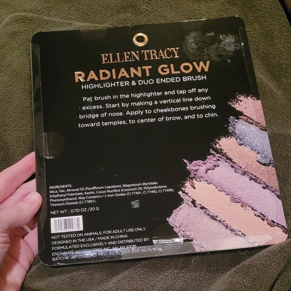 NEW Ellen Tracy 5 Highlighter Palette with Brush - Picture 2 of 2